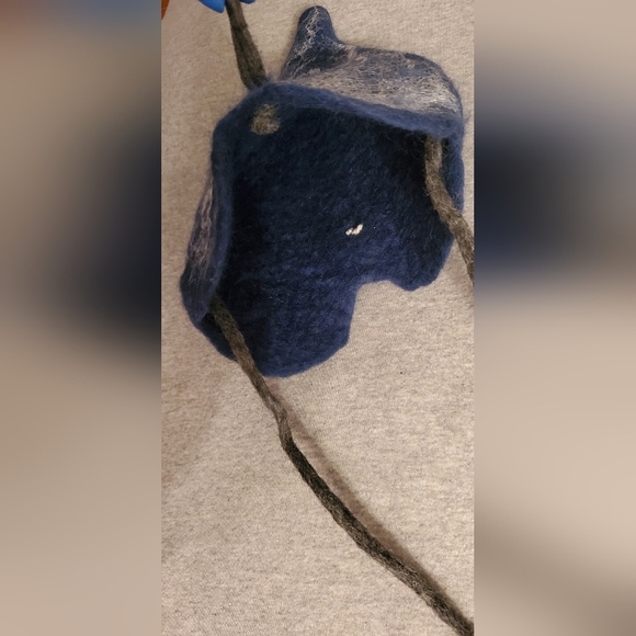 ETSY wet felt heart-shaped over the shoulder small purse - Picture 6 of 6